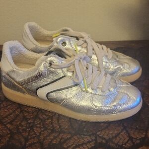 Stylish Silver Women's Sneakers